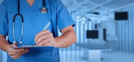 Un médecin traite les varices des jambes